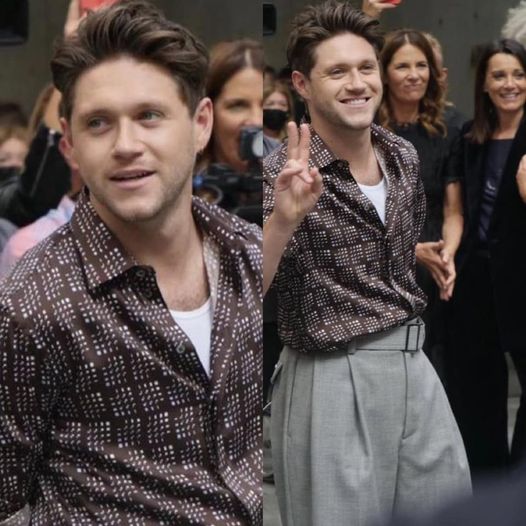 Niall Horan, qualche minuto fa, all'Armani Fashion Show a Milano! •  