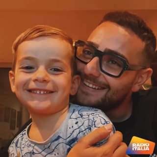 rocco hunt ha pubblicato un video tenerissimo dove fa ascoltare al figlio fiocco azzurro tristemondo it