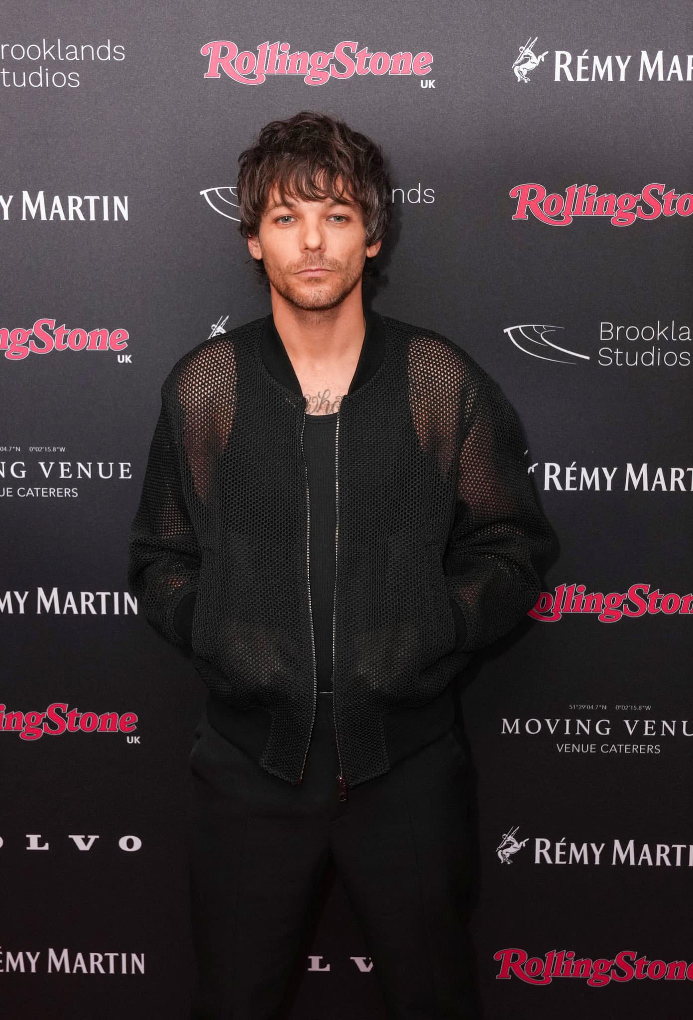 Louis Tomlinson la scorsa notte sul carpet dei “Rolling Stones UK