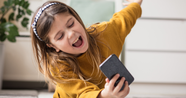 Per ogni ora davanti agli schermi, i bambini parlano 294 volte in meno