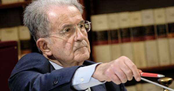 Prodi va contro Schlein: “Non mi dà retta nessuno, la candidatura dei leader che non vanno in Europa è una ferita alla democrazia”