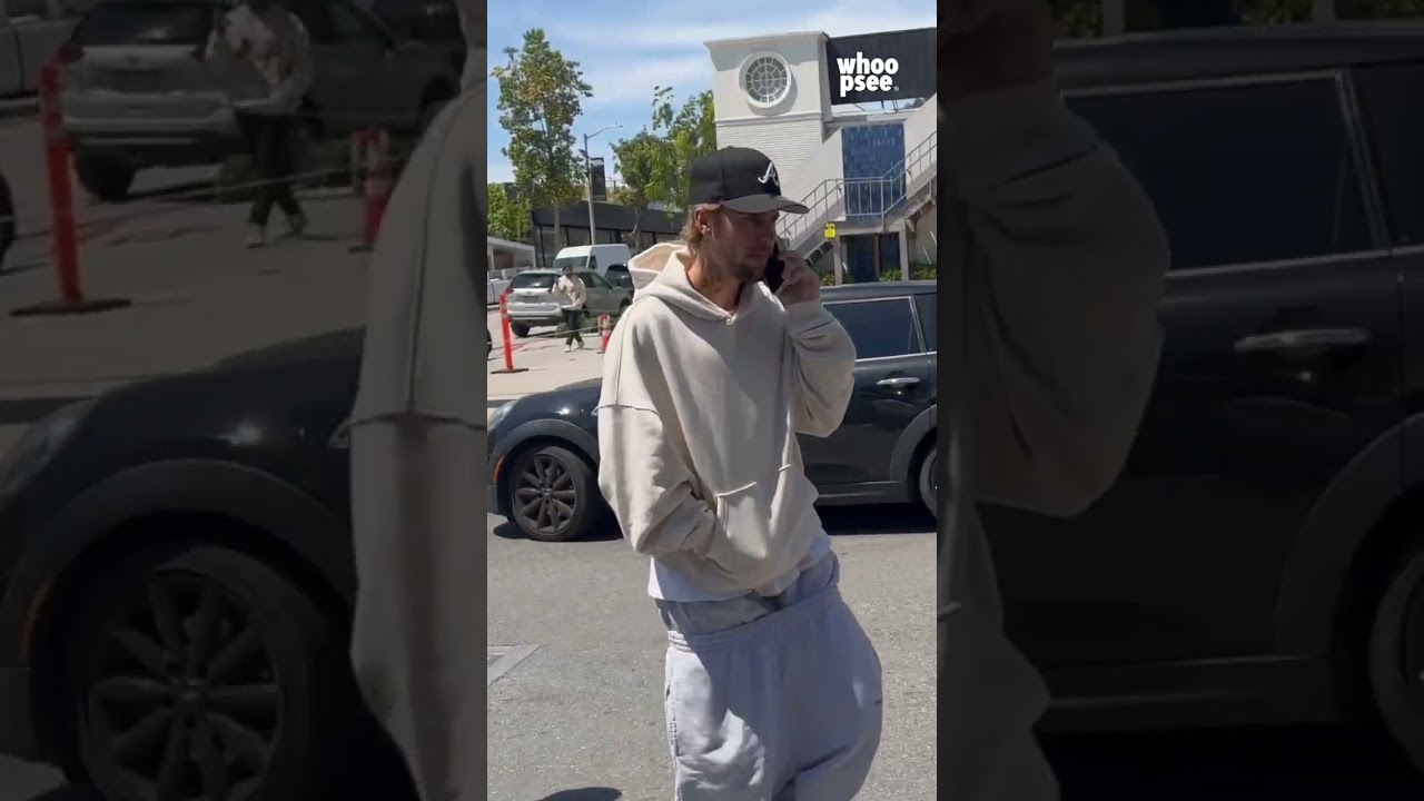 #JustinBieber con il suo outfit “relaxing fit” a #WestHollywood, indossa un pantalone sopra l’altro
