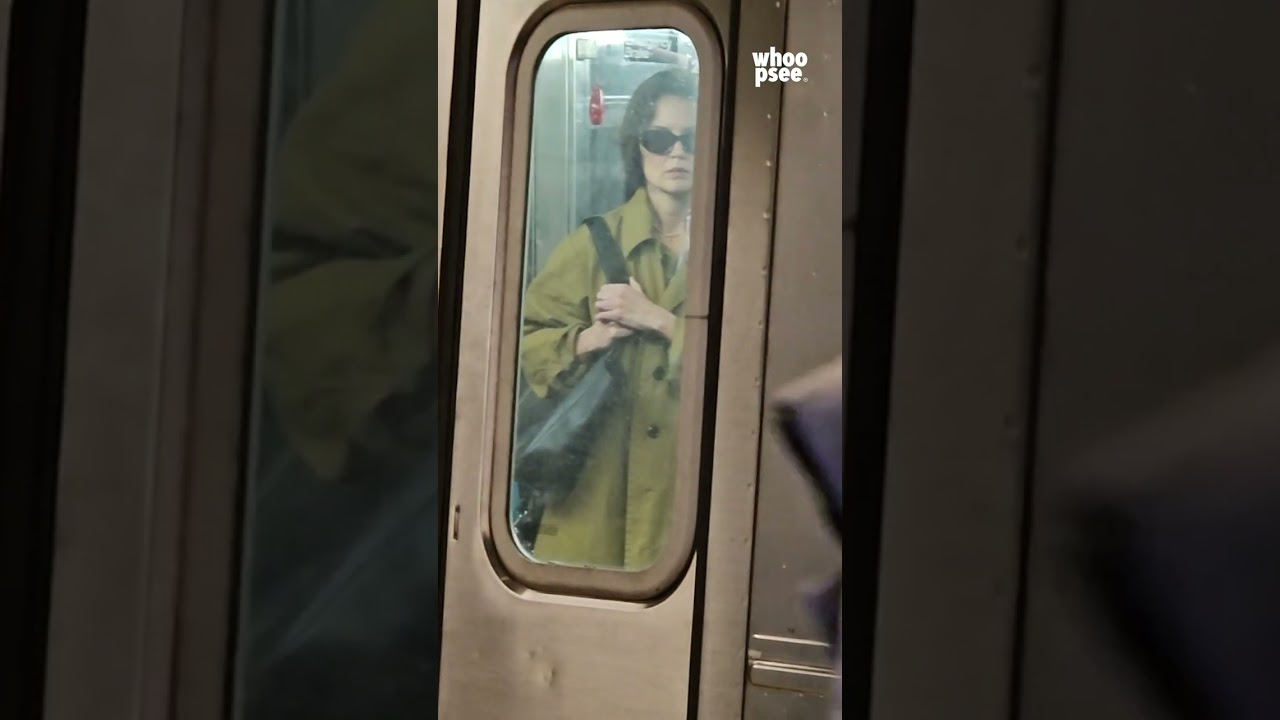 #KatieHolmes in metropolitana a #NewYork prima del compleanno di sua figlia #SuriCruise