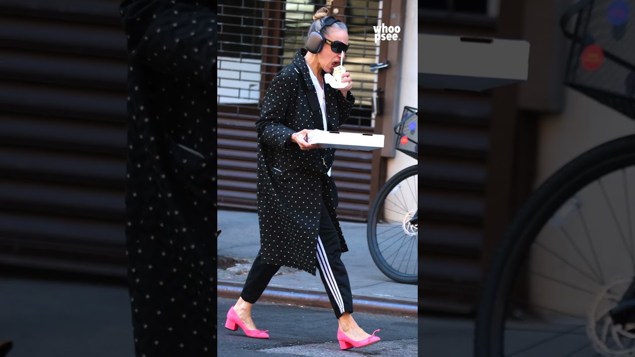 #SarahJessicaParker passeggia per le strade di New York con indosso alcuni capi del suo brand
