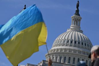 Ucraina, Senato Usa approva pacchetto aiuti. Biden: “Armi a Kiev già questa settimana”