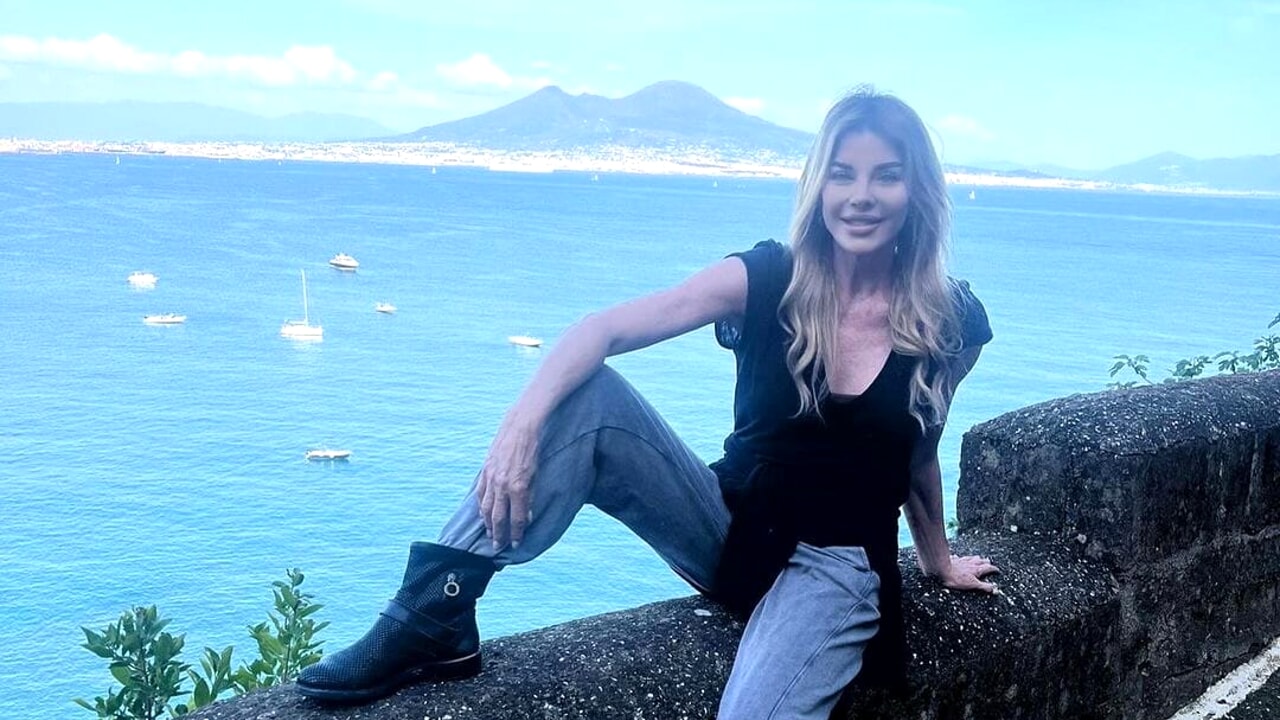 Alba Parietti, la torinese innamorata pazza di Napoli: "Patrimonio dell'umanità per la sua bellezza"