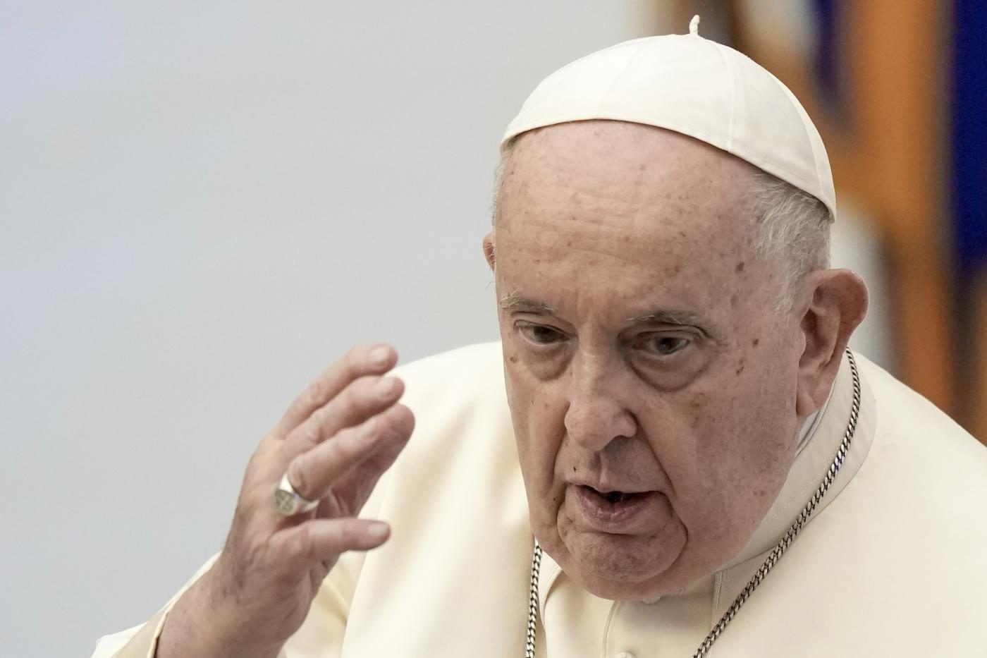 Papa Francesco: “Sì a gay e transgender, no all’ideologia gender: è qualcosa di diverso”