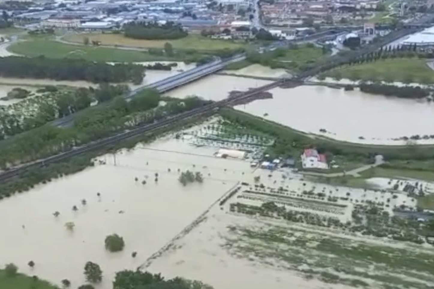 Maltempo al Nord, il climatologo Betti: “Troppe alluvioni lampo, Italia fragile anche per abusivismo edilizio”