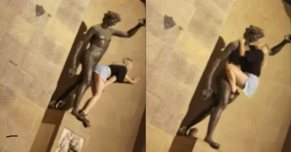 Firenze, ragazza si arrampica sulla statua del Giambologna e mima atti sessuali, ma Sgarbi difende la turista: “Una esaltazione amorosa”