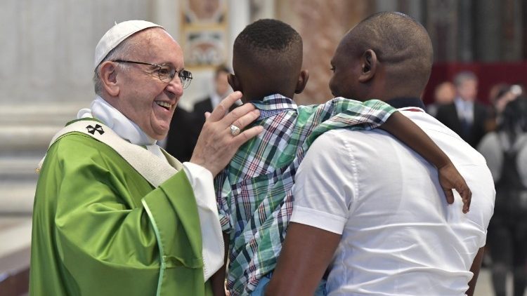 Papa Francesco: “L’Italia non fa figli e servono i migranti, vanno accolti e integrati”