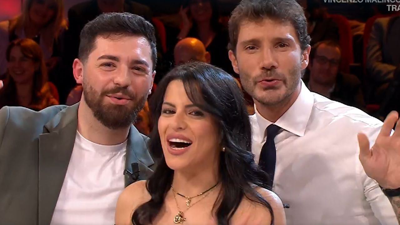 Affari Tuoi, De Martino in versione “regista romantico”: scena epica