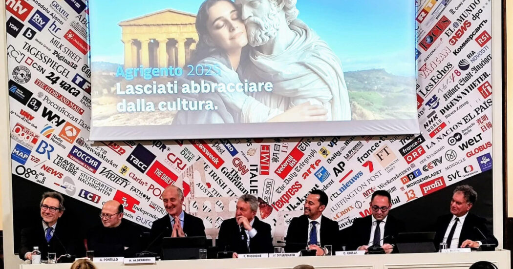 Agrigento capitale della cultura, la foto delle polemiche: solo uomini al vertice. “Questa è la destra in Sicilia: maschilista e patriarcale”