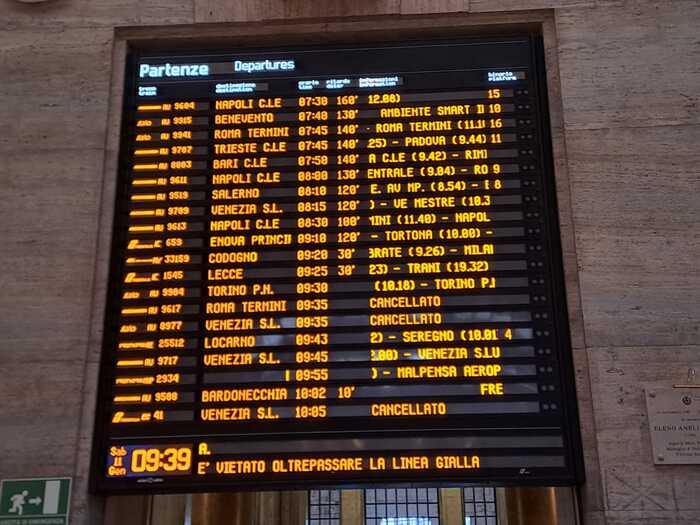 A Milano Centrale ritardi fino a 170 minuti ore. Trenitalia: 'Evitare gli spostamenti'. Circolazione ferroviaria sospesa